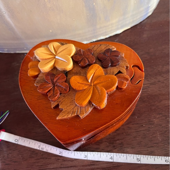 Artisanal wood, heart shape, carved flowers four piece box - Picture 9 of 11